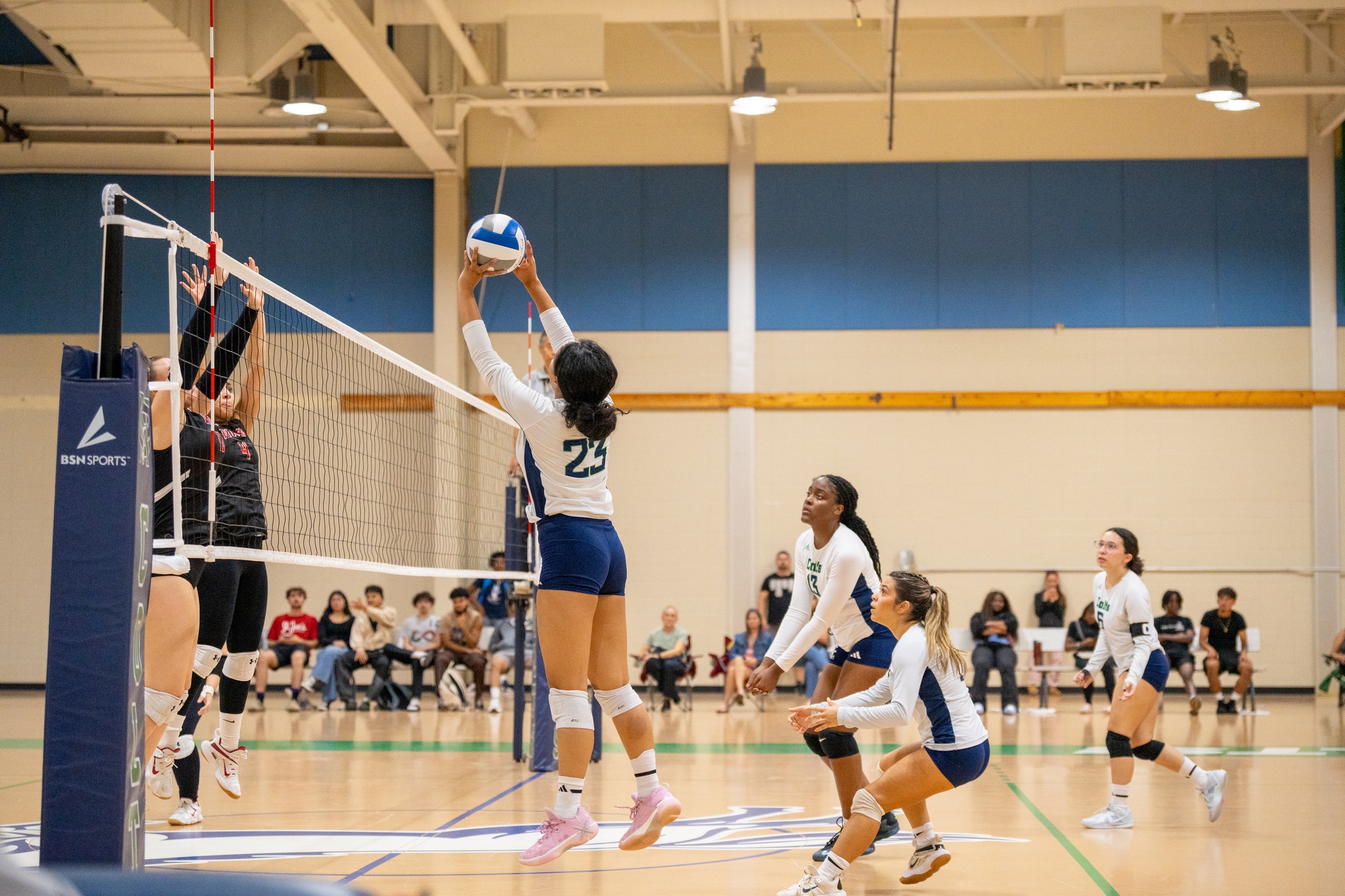 MIDDLESEX COLLEGE WOMEN'S VOLLEYBALL WINS SEASON OPENER
